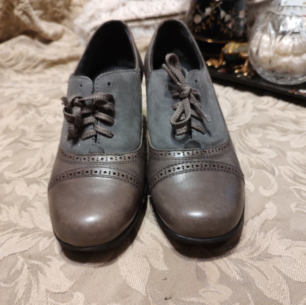 🩶Glorious Clarks Taupe & Graphite Leather Brogue Spectator Booties Heels - 7.5M - Picture 7 of 13